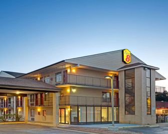 Super 8 by Wyndham Fredericksburg - Fredericksburg - Building