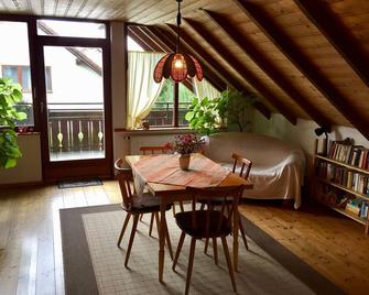beautiful comfortable holiday apt. in a quiet site, near to swimming lake - Wangen im Allgäu - Essbereich