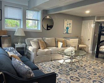 Family friendly , walking distance local restaurants, ice cream, biking beach - Sandwich - Wohnzimmer