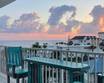 Sunset Views + Ocean Front Condo Getaway - Shalimar - Balcony
