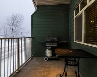 Give Something Back Retreat - Revelstoke - Balcony