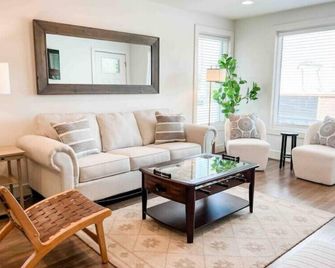 Cute 2 Br Condo Downtown Homewood - Birmingham - Living room