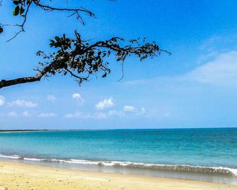 Giman Free Beach Resort - Kalkudah - Beach