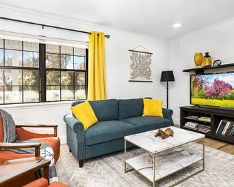 The Matthews Stay | Newly Renovated Family Home - Matthews - Huiskamer