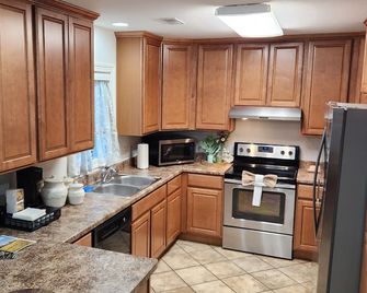 Peaceful 2-bedroom townhome in Broken Bow with Ben and Jerri the Nigerian Goats! - Broken Bow - Küche