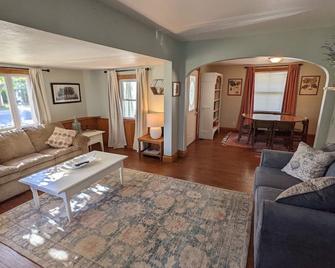 Cozy cottage within walking distance of almost everything - Shipshewana - Olohuone