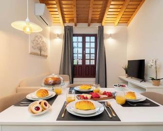 Plaza Apartments by HostWise - Guimarães - Sala pranzo
