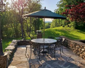 18th Century Stone Cottage minutes from historic Middleburg - Middleburg - Patio