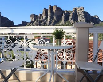 Hotel Kosta Famissi - Kalabaka - Patio