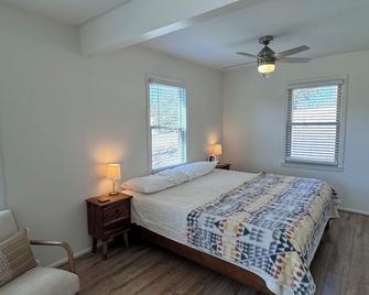 Cozy 2-bedroom vacation home, 15-minute drive to Spring Hill - Spring Hill - Bedroom