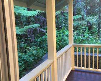 Beautiful Volcano Getaway Tucked In The Rainforest Minutes From HI Nat'l Park! - Volcano - Balkon