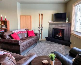 Apex Mountain ~ The Wooden Nickel - Penticton - Sala de estar