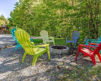 Firehouse lodge Walk out Deck unit 1 On 8 Acres, 10 min Walk To The Lake - Dorset - Patio