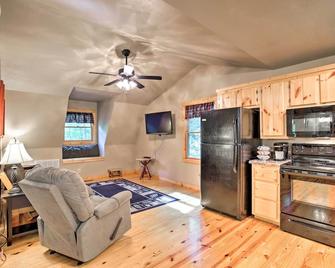 Fire Pit and Forest Views Secluded Murphy Cabin! - Murphy - Living room