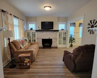 Charming 2-bedroom bungalow with WiFi, in Historic downtown Hannibal, MO. - Hannibal - Pokój dzienny