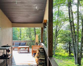 Peaceful Modern Getaway! 5 Min from Bethel Woods - Bethel - Patio