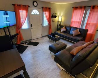 Cozy Cottages Across From The Food Truck - Aloha - Living room