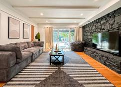 Cubier - Luxurious 6br 4ba Oasis With Pool - Lou1-Uc - Los Angeles - Living room