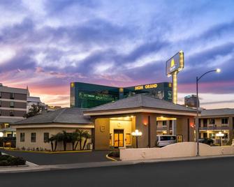 Days Inn by Wyndham Las Vegas Airport Near the Strip - Las Vegas - Budova