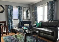 Cozy little getaway in the heart of the city. A short drive from Galena. - Dubuque - Soggiorno