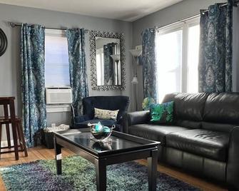 Cozy little getaway in the heart of the city. A short drive from Galena. - Dubuque - Living room