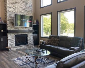 Saylers Beach Home, Lake Park, Mn - Lake Park - Living room