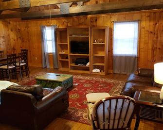 Cozy Waterfront Cabin On 20 Acres - Wiggins - Sala de estar