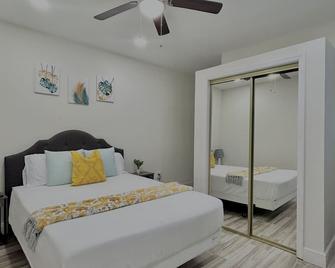 Tropical Paradise/10 min 2 Beach! - Largo - Bedroom