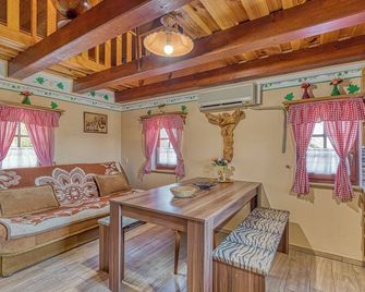 비야드 코티지 베스나 레이크 뷰 - 치르쿨라네 - 다이닝룸