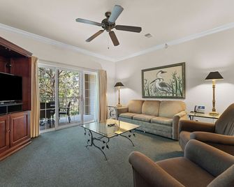 French Quarter Resort - Branson - Living room