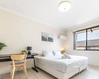 Kozyguru | Cabramatta | Spacious 3br Townhouse - Cabramatta - Bedroom