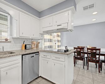 Pool-Outdoor Kitchen, Pool table,Spa, Sleeps 12. Weekly & Monthly discounts. - Channelview - Kuchyň