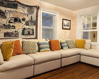 Serene Downtown Luxury Retreat, Hot Tub, Garden, High-end Hospitality - West Chester - Living room