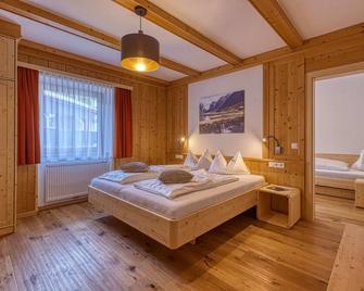 Garni Appartments Helvetia - Villabassa/Niederdorf - Bedroom