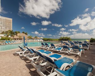 Lovely Beachfront Condo overlooking the Ocean, private jacuzzi, balcony & pool - פורט לודרדייל - בריכה