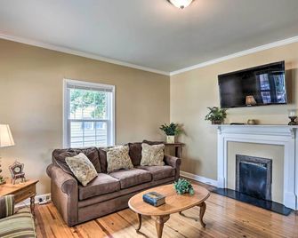 Cozy Greenville Bungalow about 2 Mi to Downtown! - Greenville - Sala de estar