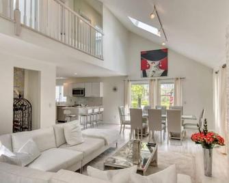 North Fork Beauty! - Riverhead - Living room