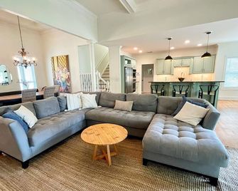 Unbeatable lake location - best marina and unique sandy shore with dock - Buford - Sala de estar