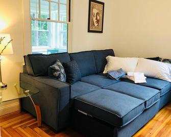 Remodeled, vintage home in quaint RI Village. Close to Providence and airport. - Warwick - Salon