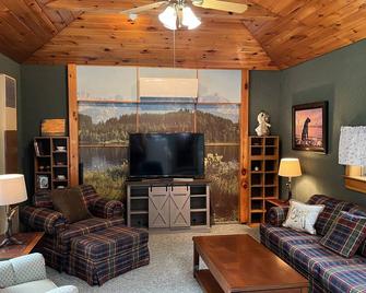 Chucle Homestead - Charming 3 bdrm, 2 bath ranch home - Maryland - Living room