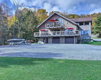 Lake George Getaway with Mountain and Water Views - Bolton Landing - Edificio