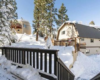 MVV 39-Retro Ski Cabin Retreat! 2 Bedrooms+Loft/2 Bathroom close to village - Mammoth Lakes - Widok na zewnątrz