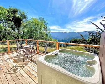 NEW! Soak in a Private Hot Tub while you Enjoy the Mountain Views - Carmel Valley - Balcón
