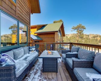 Updated and Spacious Lodge in Heart of Estes Park! - Estes Park - Balcony