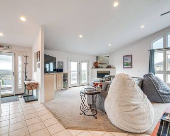 Inviting Great Falls Home With Wraparoun - Great Falls - Living room