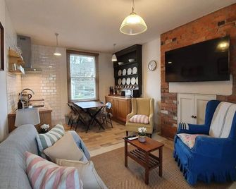 Stylish Town Centre Apartments - Nailsworth - Living room