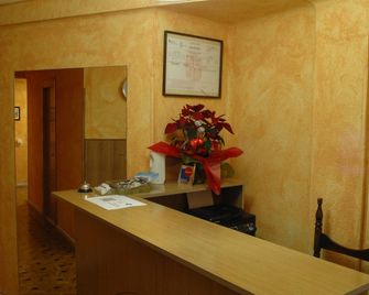 Hostal Manjon - Burgos - Front desk