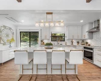 Modern elegance in the redwoods, steps from the magnificent river beach - Redway - Kitchen