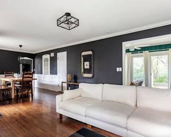 Comfy, quiet & private 2BR home - Mission - Living room