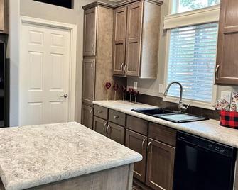 Bright & Beautiful Rose Bowl Retreat - Pasadena - Kitchen